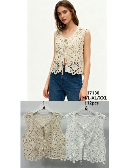 Gilet au crochet orné d'un nœud et de fleurs ajourées