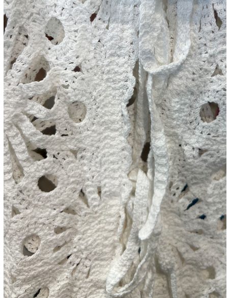 Gilet au crochet orné d'un nœud et de fleurs ajourées