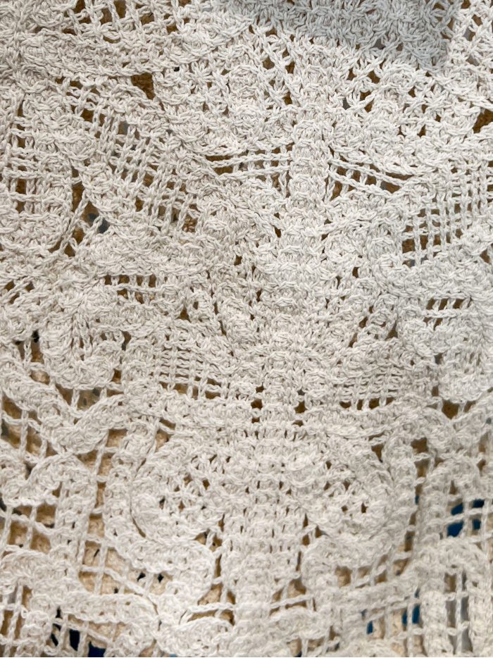 Top all'uncinetto traforato