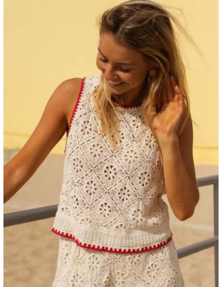 Gehäkeltes Top mit kontrastierender Borte