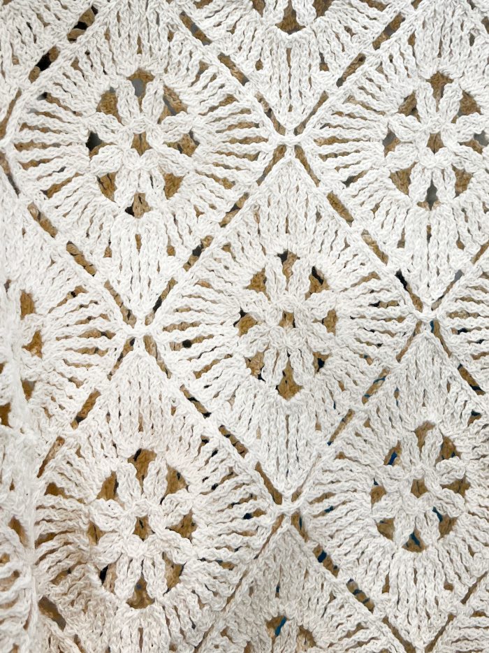 Gehäkeltes Top mit kontrastierender Borte