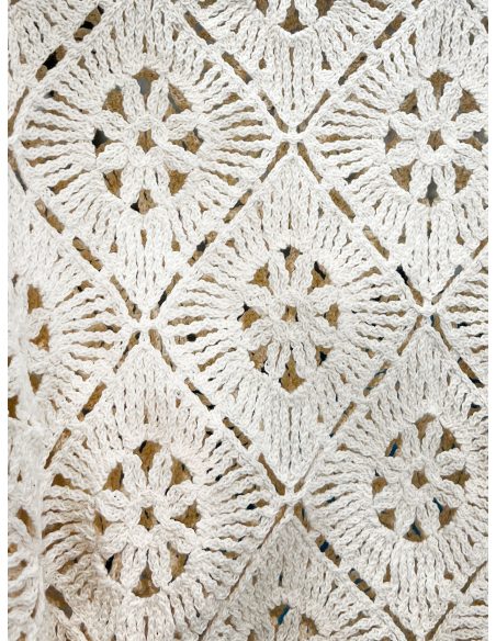 Gehäkeltes Top mit kontrastierender Borte