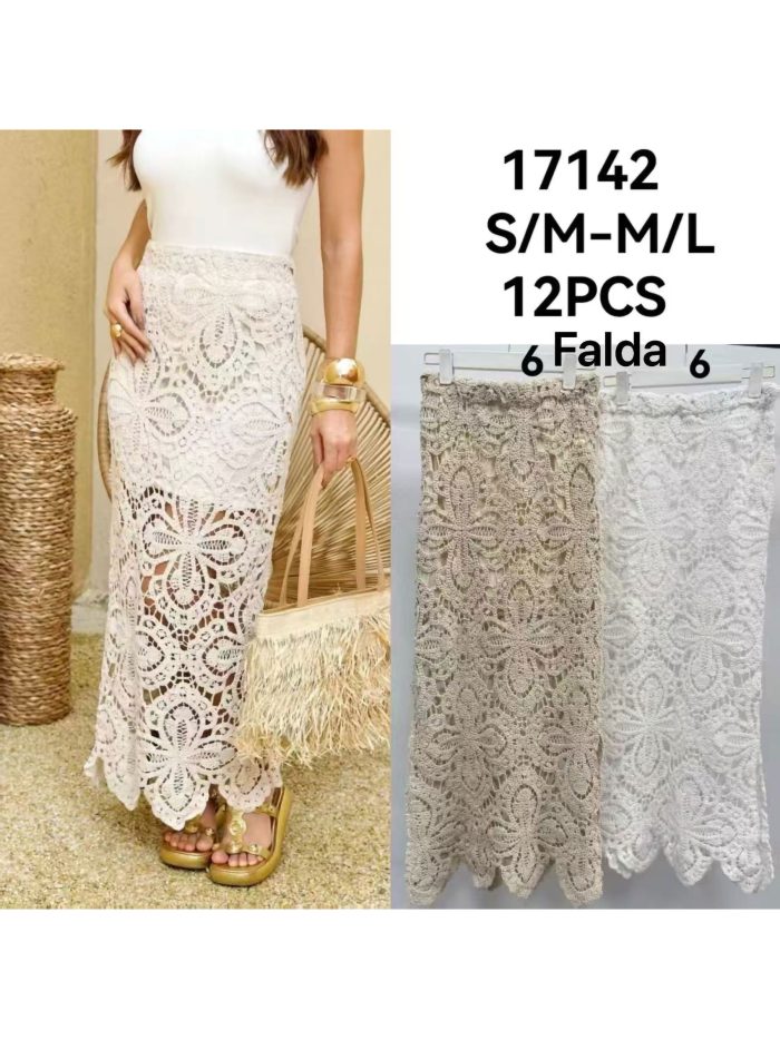 Falda larga de crochet con flores caladas y aberturas laterales