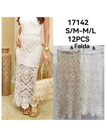 Falda larga de crochet con flores caladas y aberturas laterales