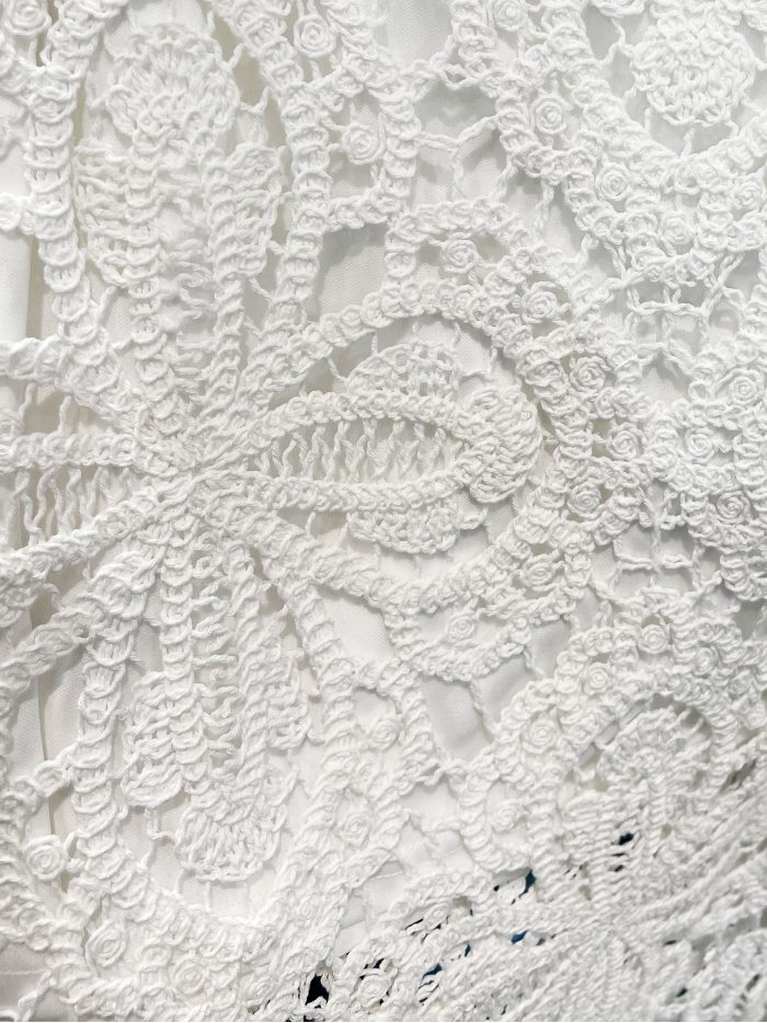 Falda larga de crochet con flores caladas y aberturas laterales