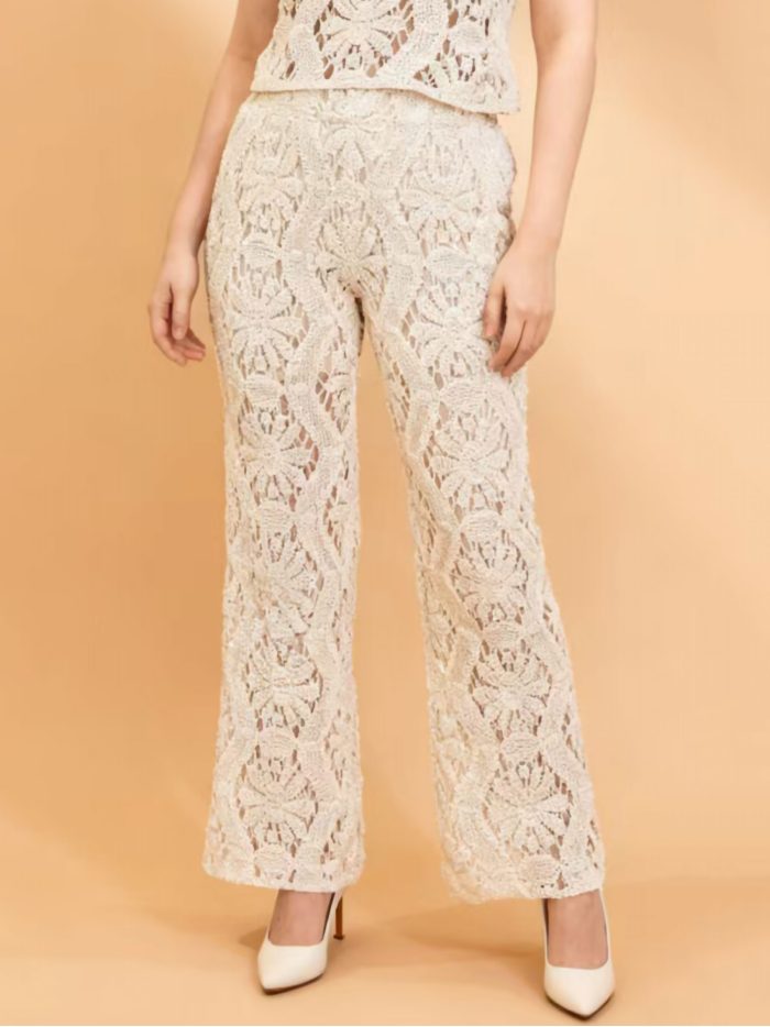Pantalón flare de crochet calado