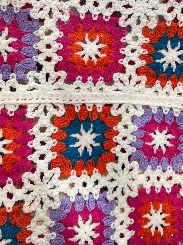 Top all'uncinetto multicolore