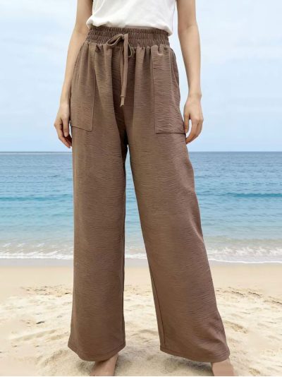 Pantalón fluido con bolsillos parche