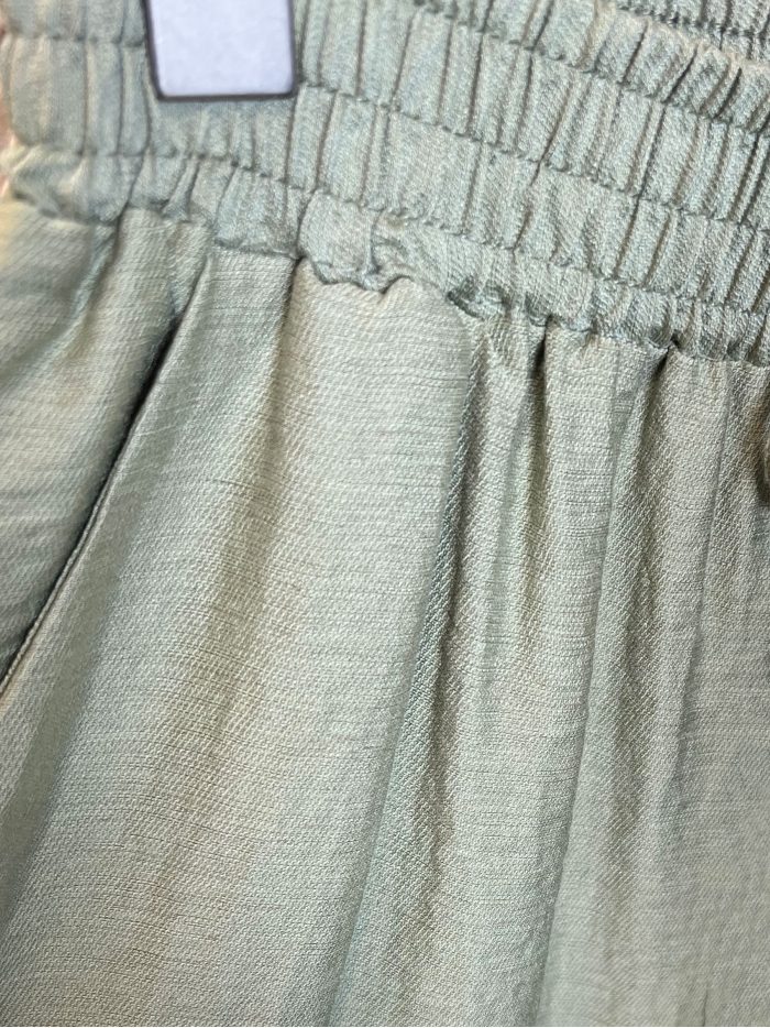 Pantalón fluido con bolsillos y cordón