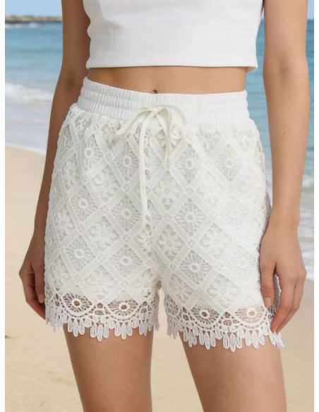 Calções de renda com forro e cordão ajustável.