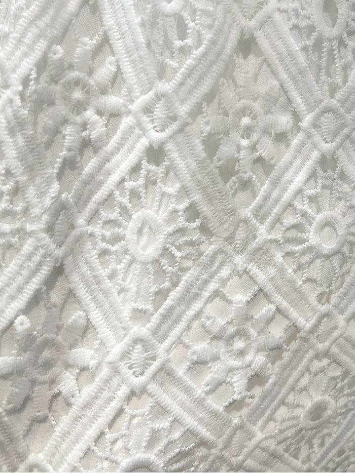 Calções de renda com forro e cordão ajustável.