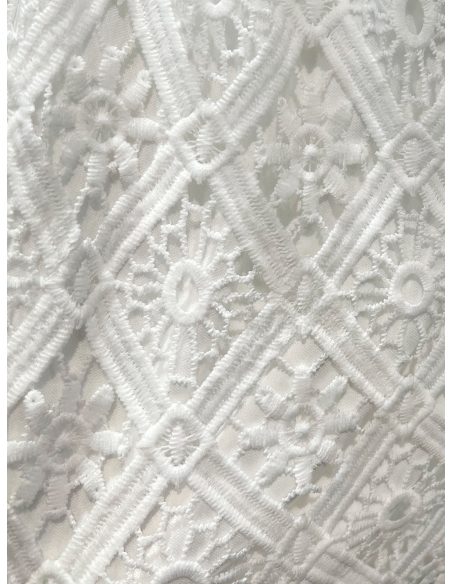 Calções de renda com forro e cordão ajustável.