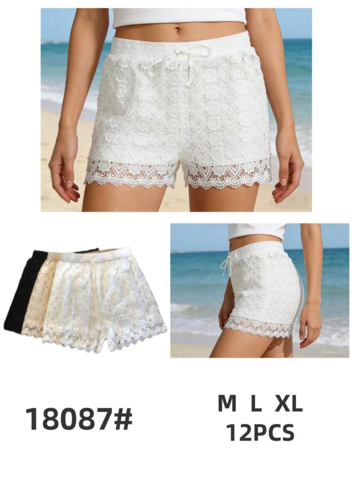 Shorts de renda floral com forro e cordão ajustável.