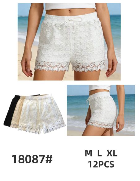 Shorts de renda floral com forro e cordão ajustável.