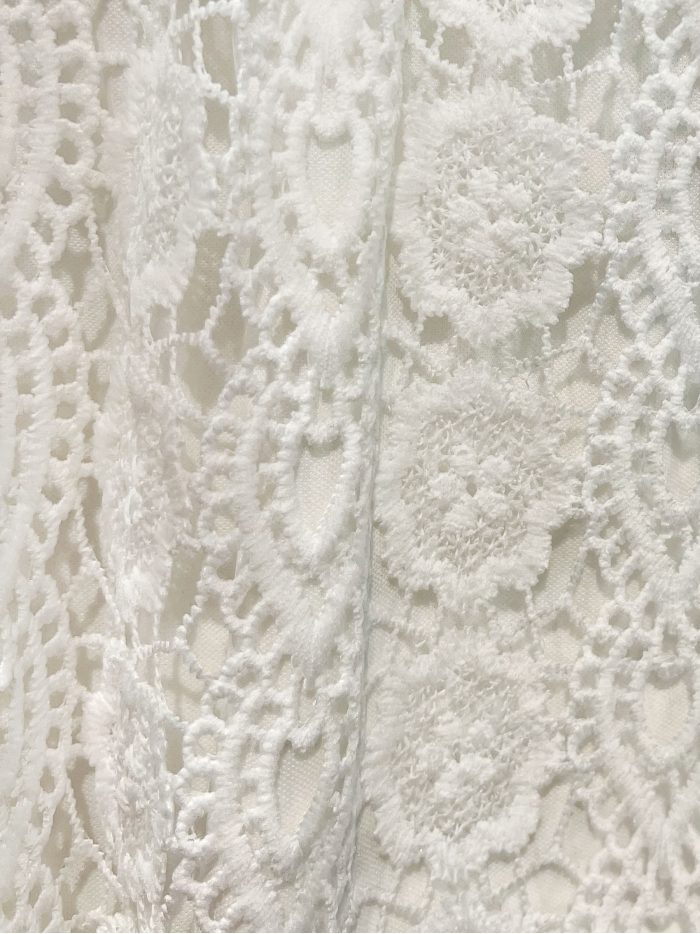 Shorts de renda floral com forro e cordão ajustável.