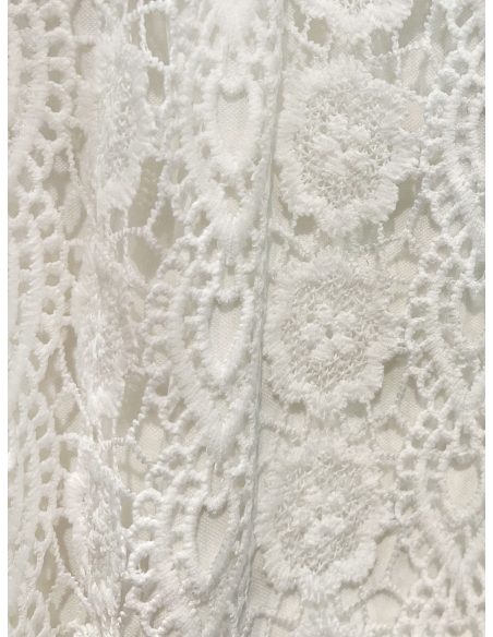 Shorts de renda floral com forro e cordão ajustável.