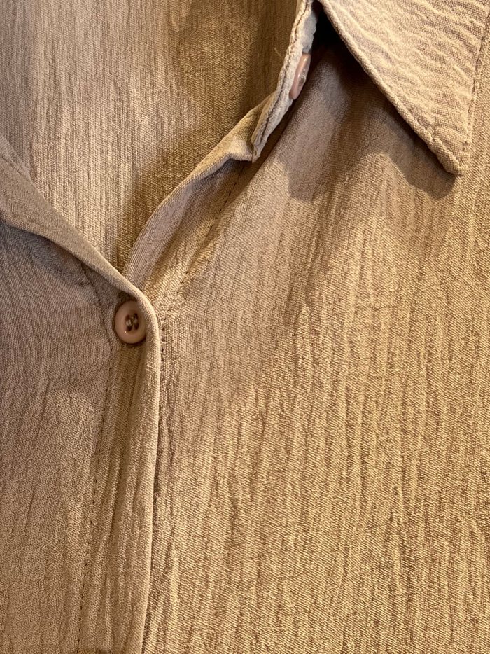 Camisa sin mangas fluida y botones