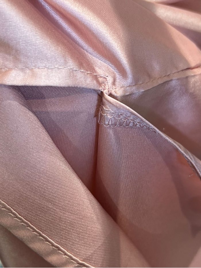 Blusa satinada de cuello pico