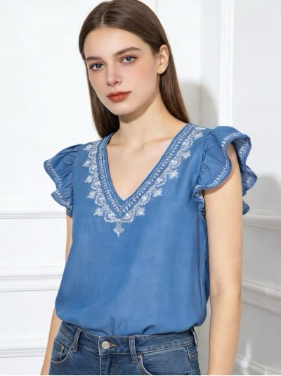 Blusa símil denim con volantes y bordado en escote
