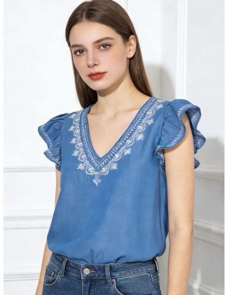 Blusa símil denim con volantes y bordado en escote