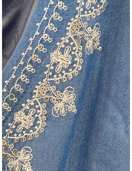 Blusa símil denim con volantes y bordado en escote