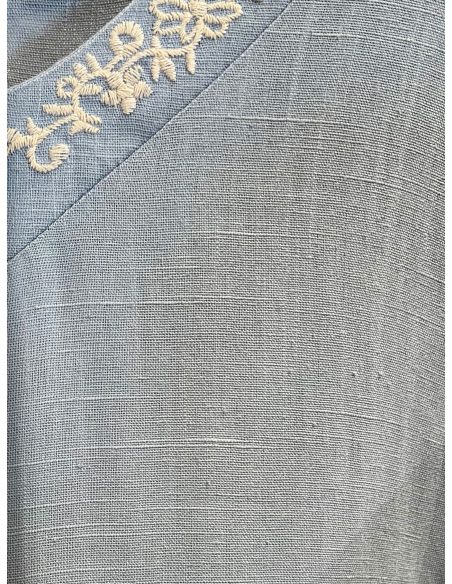 Bluse in Leinenoptik mit V-Ausschnitt und Spitze