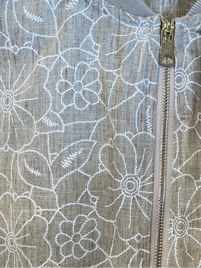 Cazadora bomber efecto lino con estampado floral