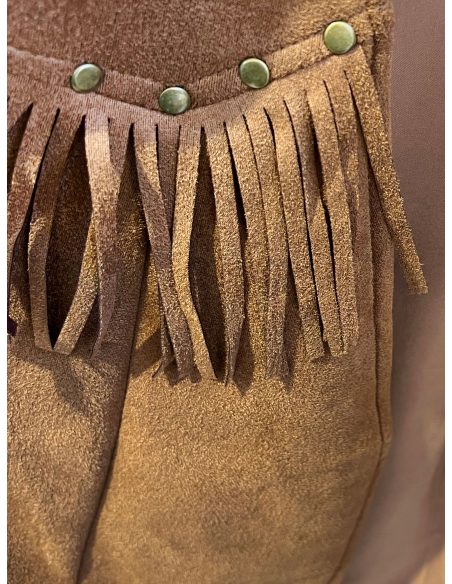 Chaleco de antelina con flecos y tachas