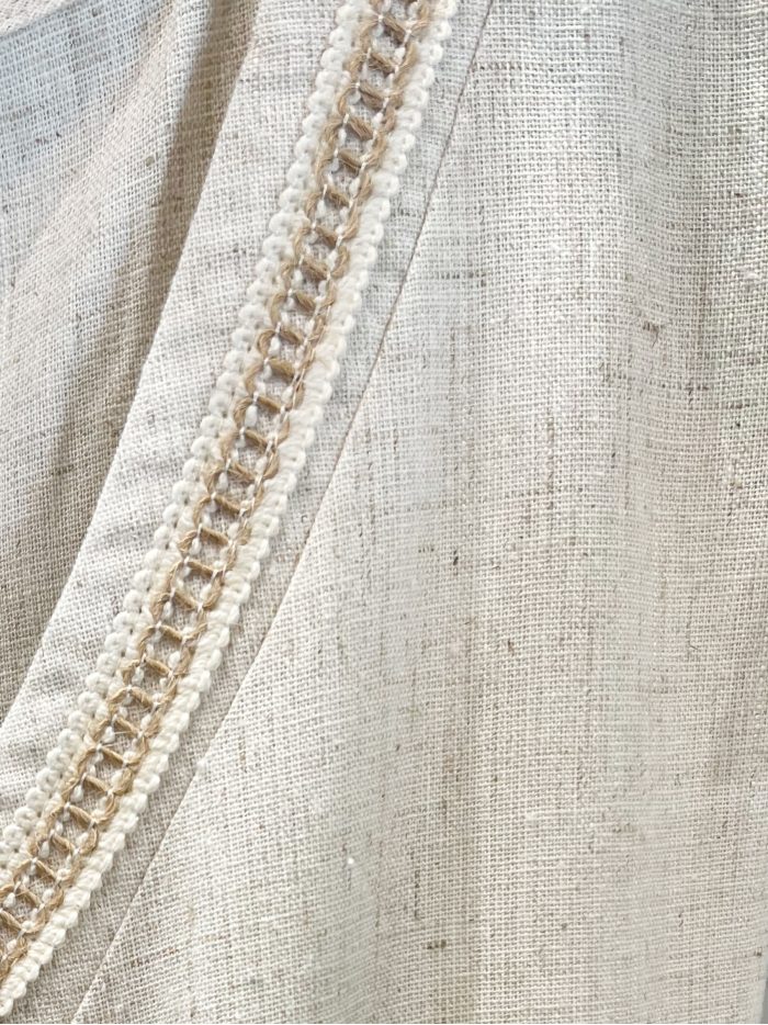 Blusa de linho com babado nos ombros.