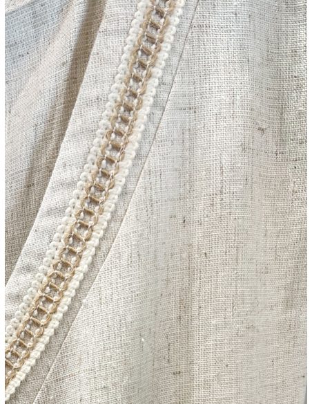 Blusa de linho com babado nos ombros.