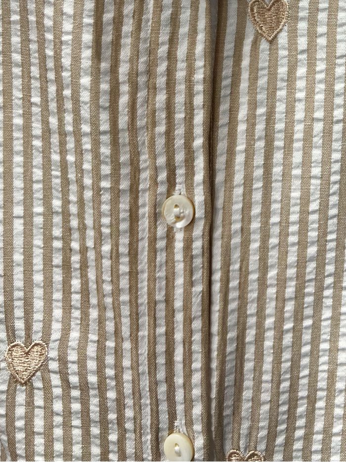 Camisa listrada sem mangas com corações bordados