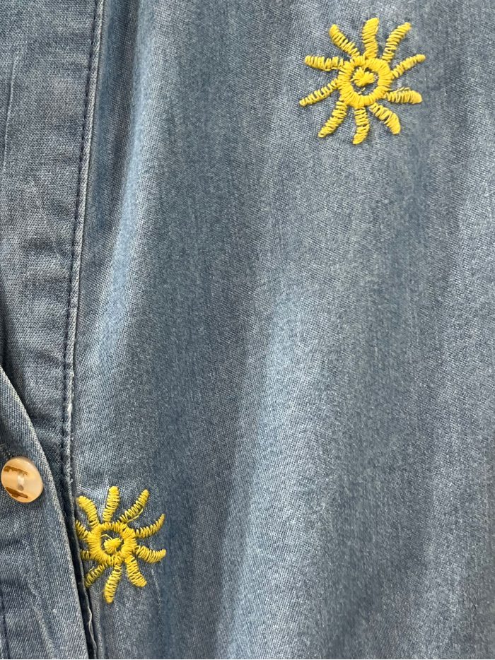 Camisa denim sin mangas con bordado de soles