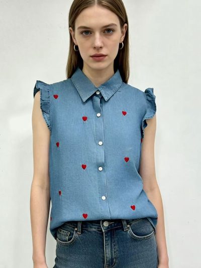 Camisa denim sin mangas con corazones bordados