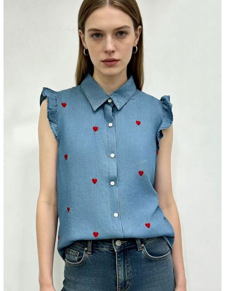 Camisa denim sin mangas con corazones bordados