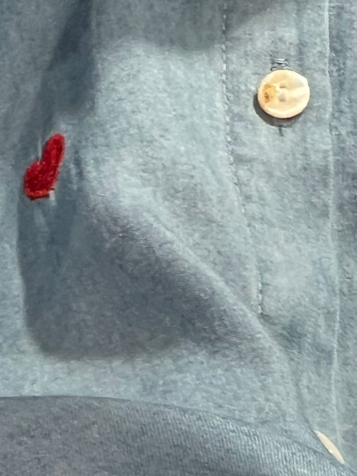 Camisa denim sin mangas con corazones bordados