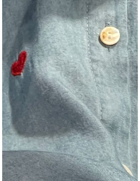Camisa denim sin mangas con corazones bordados