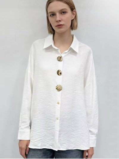 Camisa fluida con botones joya