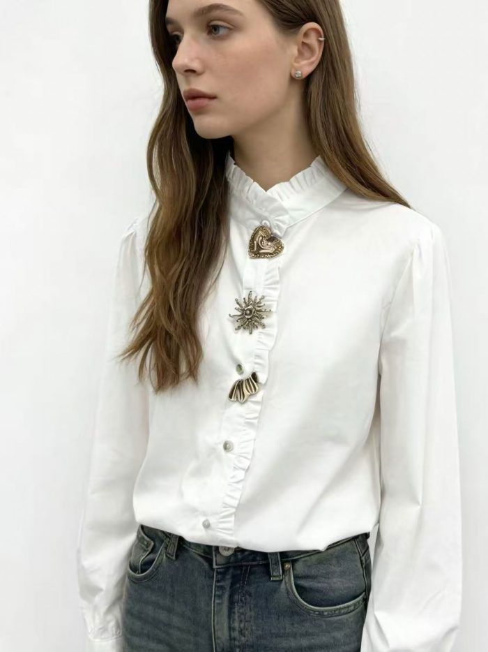 Baumwollbluse mit Rüschen und Zierknöpfen