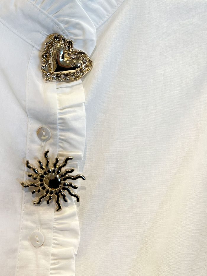 Baumwollbluse mit Rüschen und Zierknöpfen