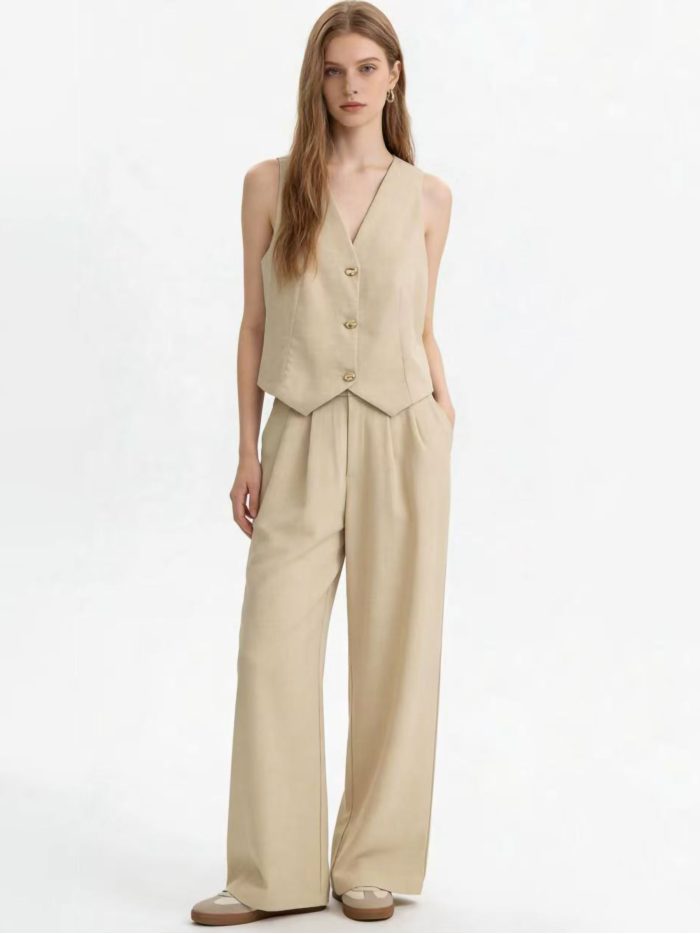 Abito su misura: gilet con bottoni dorati e pantaloni