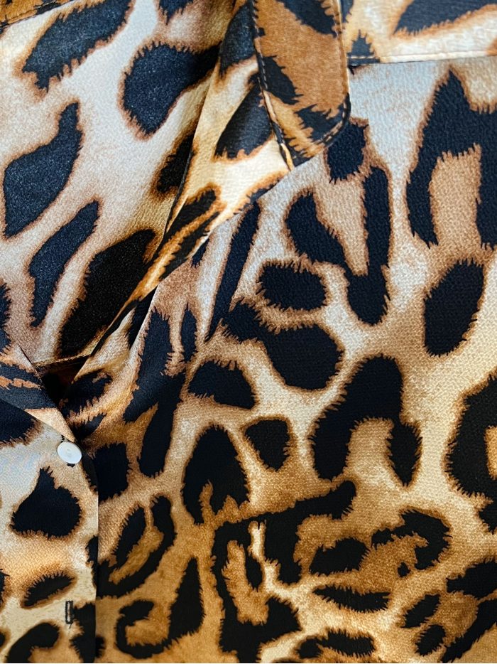 camicia in raso con stampa leopardata