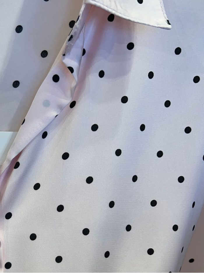 Camisa satinada de lunares