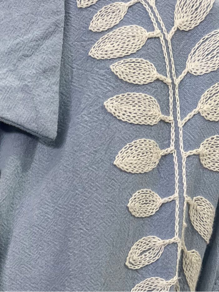 Vestido camisero midi bordado hojas con cinturón