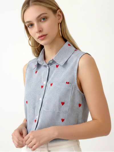 Camisa sin mangas de rayas con bordado de corazones