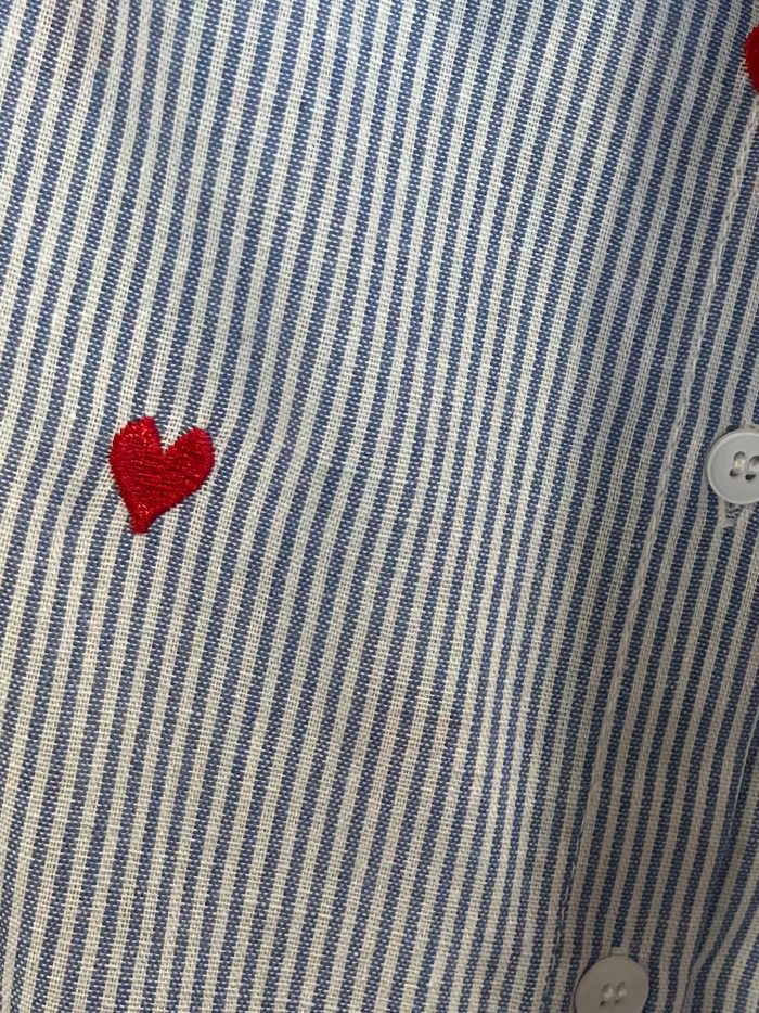 Camicia senza maniche a righe con cuori ricamati
