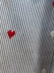 Camicia senza maniche a righe con cuori ricamati