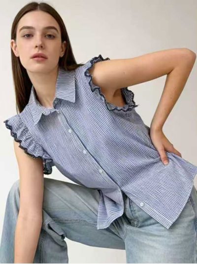 Camisa de rayas sin mangas con volantes