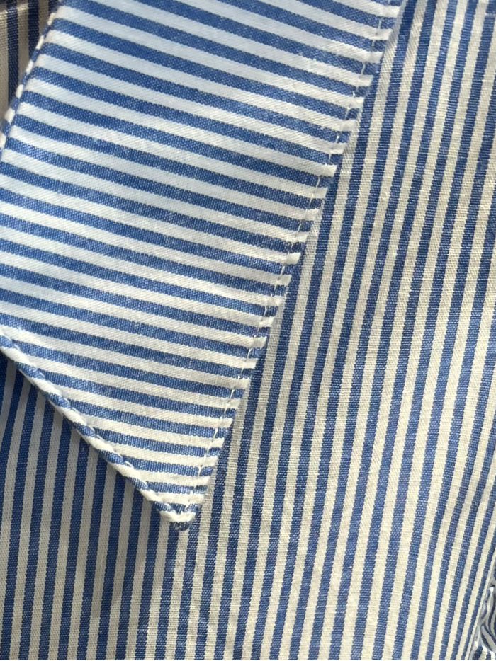 Camisa de rayas sin mangas con volantes