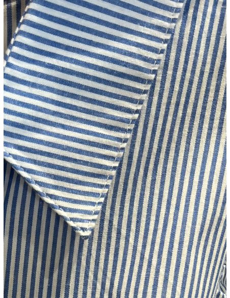 Camisa de rayas sin mangas con volantes