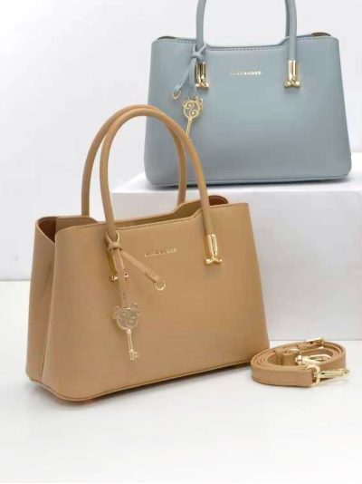 Bolso tote mini con colgante decorativo